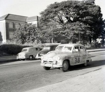Don McPherson, Ossie Steer, Ted Tallis i Bill Wagner – Ford 1953 Cutomline.